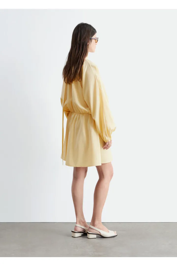 앤아더스토리즈 스카프 디테일 랩 미니 드레스 의 옐로우컬러 ECOMLook입니다.