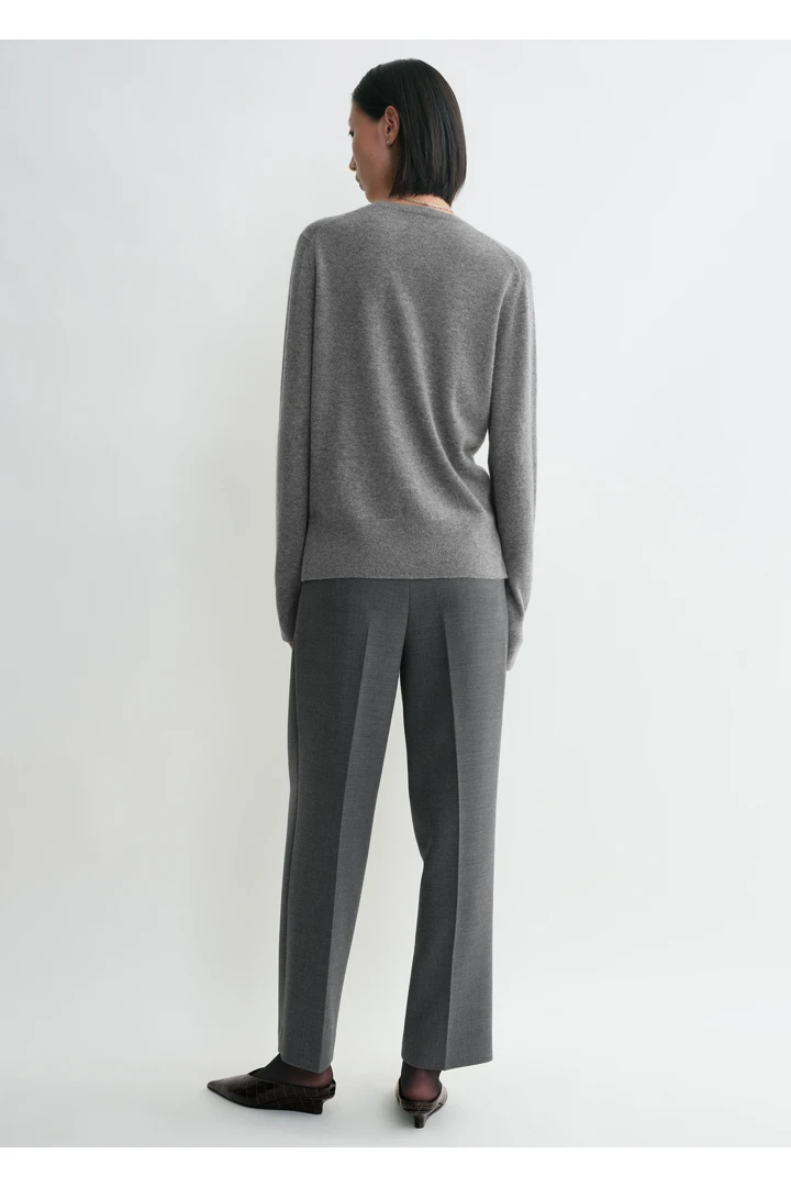 TOTEME 크루-넥 캐시미어 니트 그레이 멜란지의 그레이 멜란지컬러 2번쨰 이미지입니다.