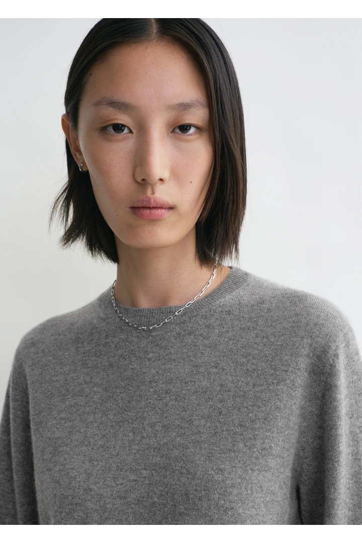 TOTEME 크루-넥 캐시미어 니트 그레이 멜란지의 그레이 멜란지컬러 3번쨰 이미지입니다.