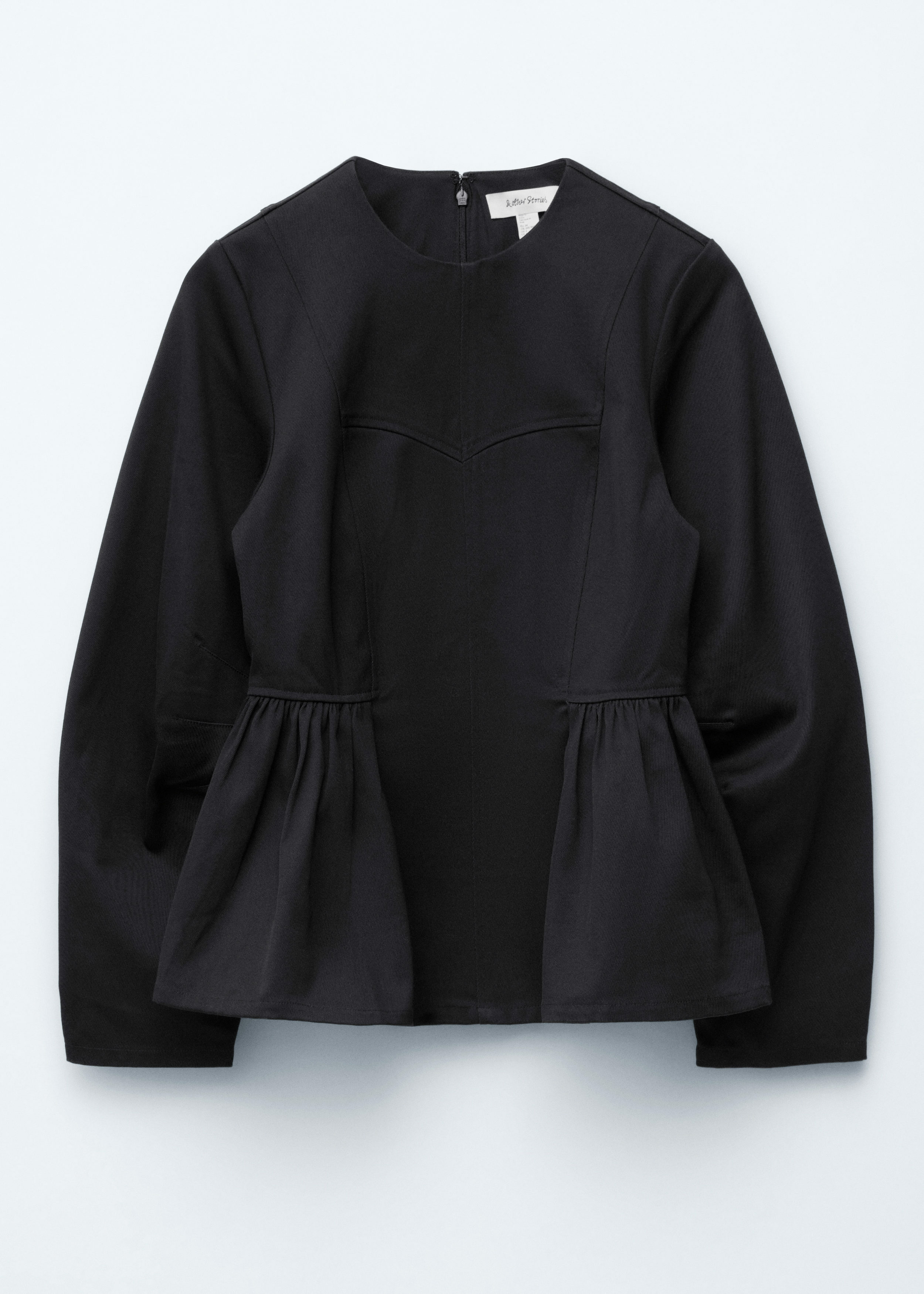 앤아더스토리즈 코튼 페플럼 탑의 블랙컬러 Product입니다.