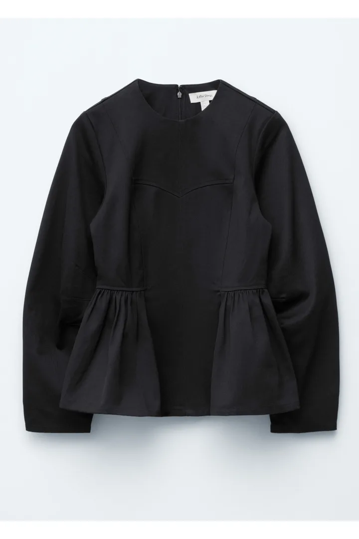 앤아더스토리즈 코튼 페플럼 탑의 블랙컬러 Product입니다.