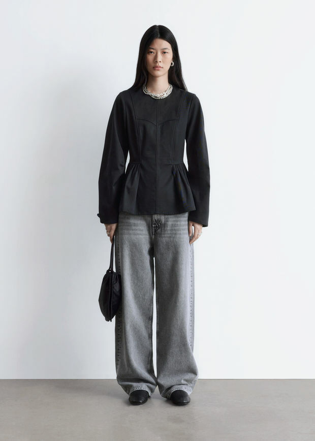 앤아더스토리즈 코튼 페플럼 탑의 블랙컬러 ECOMLook입니다.