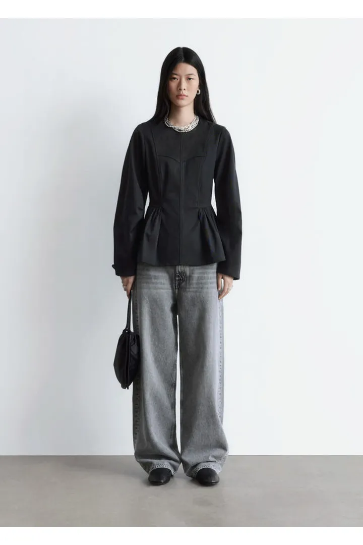 앤아더스토리즈 코튼 페플럼 탑의 블랙컬러 ECOMLook입니다.