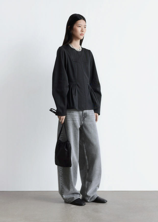 앤아더스토리즈 코튼 페플럼 탑의 블랙컬러 ECOMLook입니다.