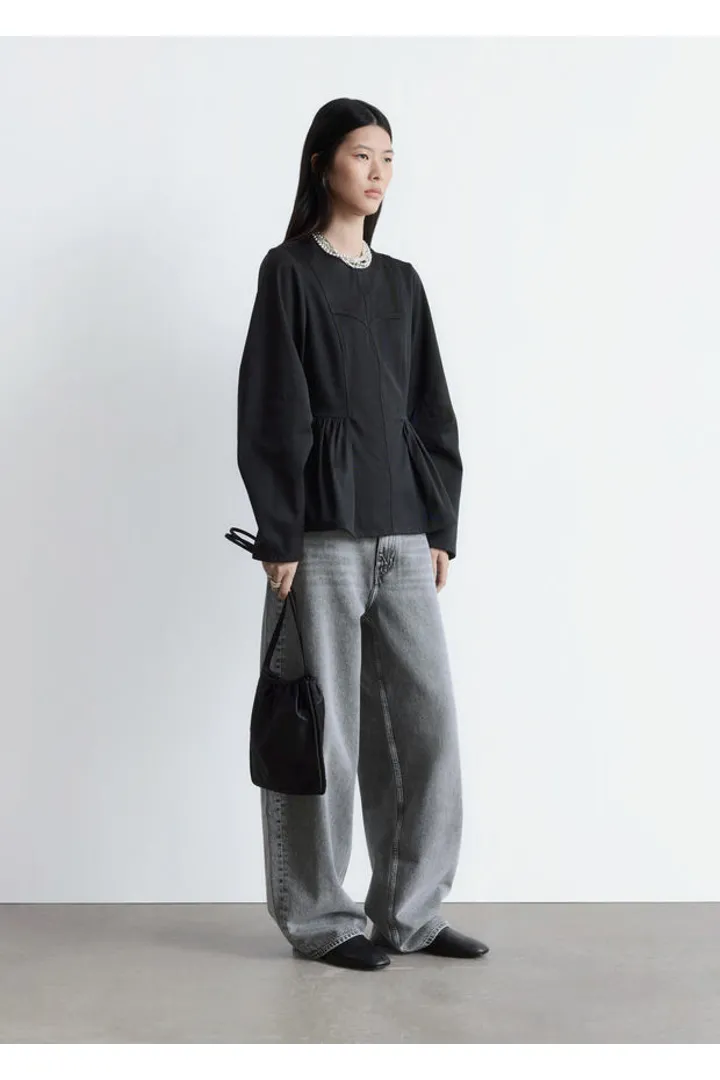 앤아더스토리즈 코튼 페플럼 탑의 블랙컬러 ECOMLook입니다.