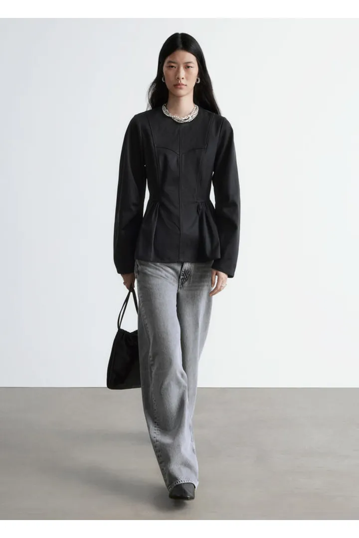 앤아더스토리즈 코튼 페플럼 탑의 블랙컬러 ECOMLook입니다.