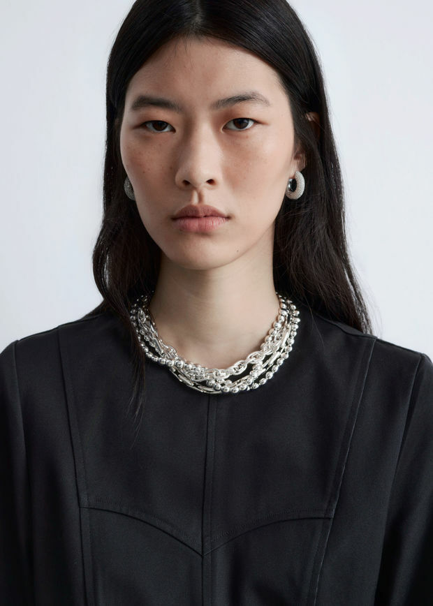 앤아더스토리즈 코튼 페플럼 탑의 블랙컬러 ECOMLook입니다.