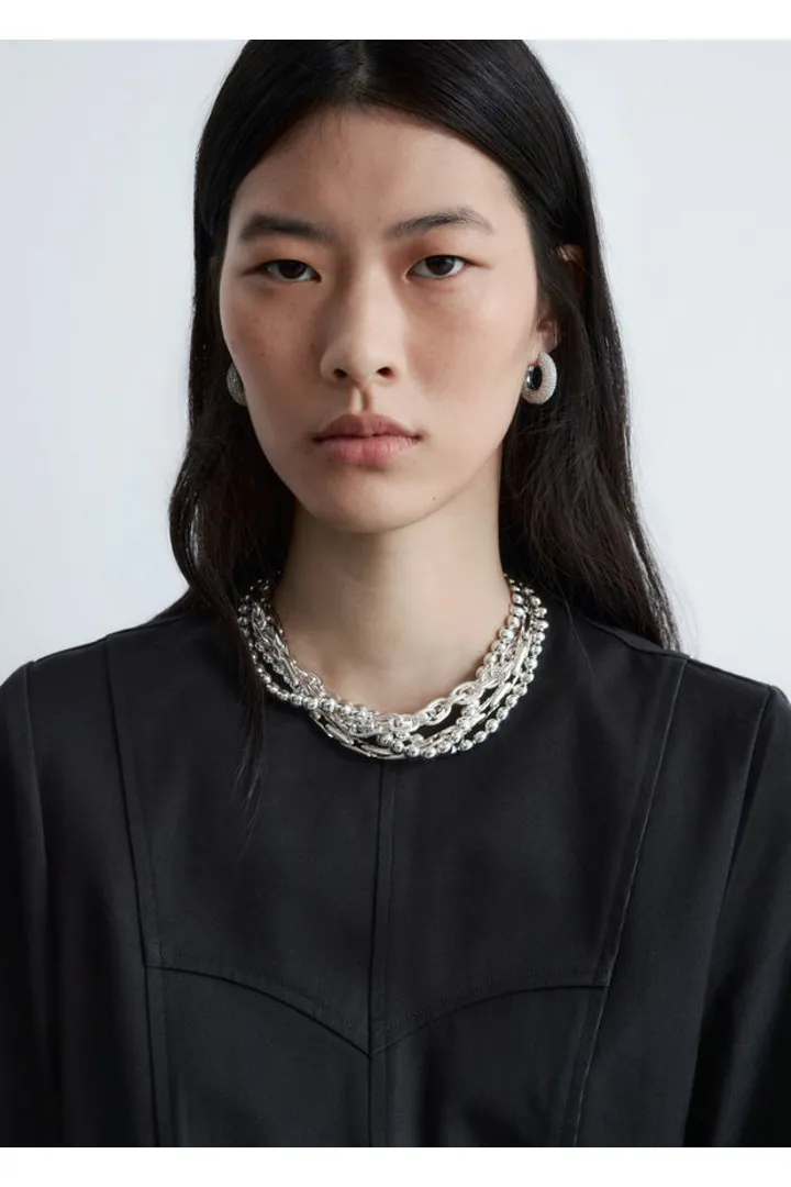 앤아더스토리즈 코튼 페플럼 탑의 블랙컬러 ECOMLook입니다.