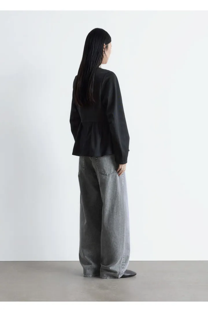 앤아더스토리즈 코튼 페플럼 탑의 블랙컬러 ECOMLook입니다.