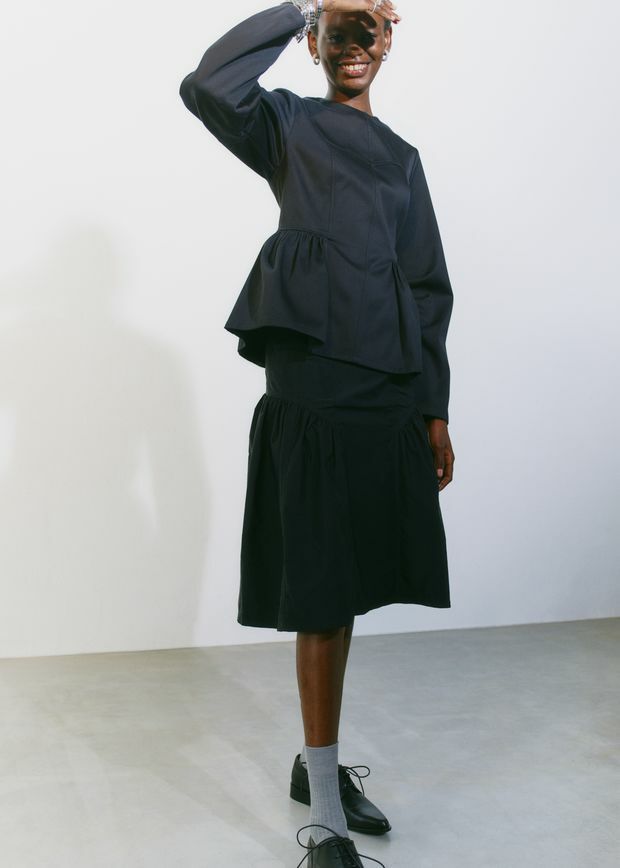 앤아더스토리즈 코튼 페플럼 탑의 블랙컬러 Environmental입니다.