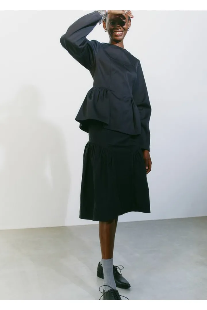 앤아더스토리즈 코튼 페플럼 탑의 블랙컬러 Environmental입니다.