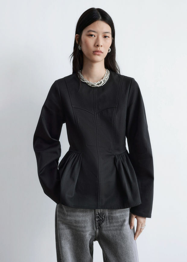 앤아더스토리즈 코튼 페플럼 탑의 블랙컬러 ECOMLook입니다.