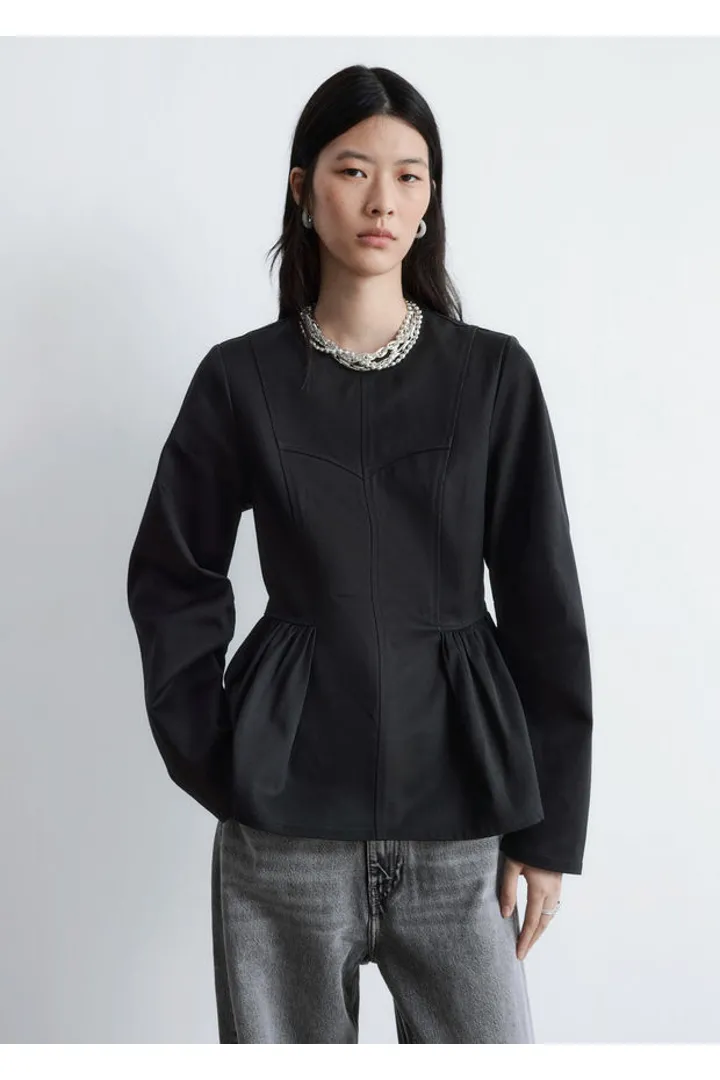 앤아더스토리즈 코튼 페플럼 탑의 블랙컬러 ECOMLook입니다.