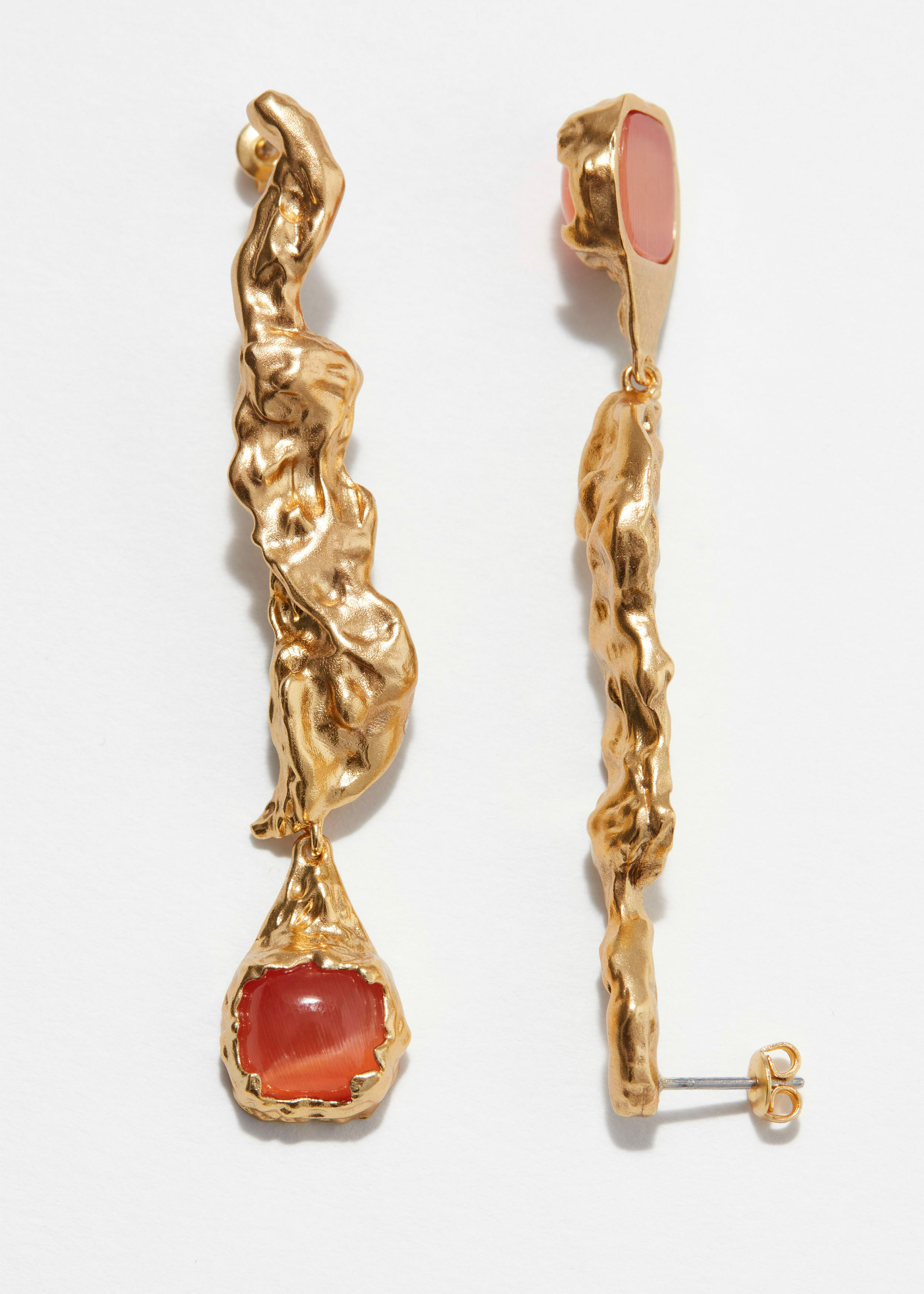 앤아더스토리즈 롱 크리스탈 이어링의 골드/오렌지컬러 Detail입니다.