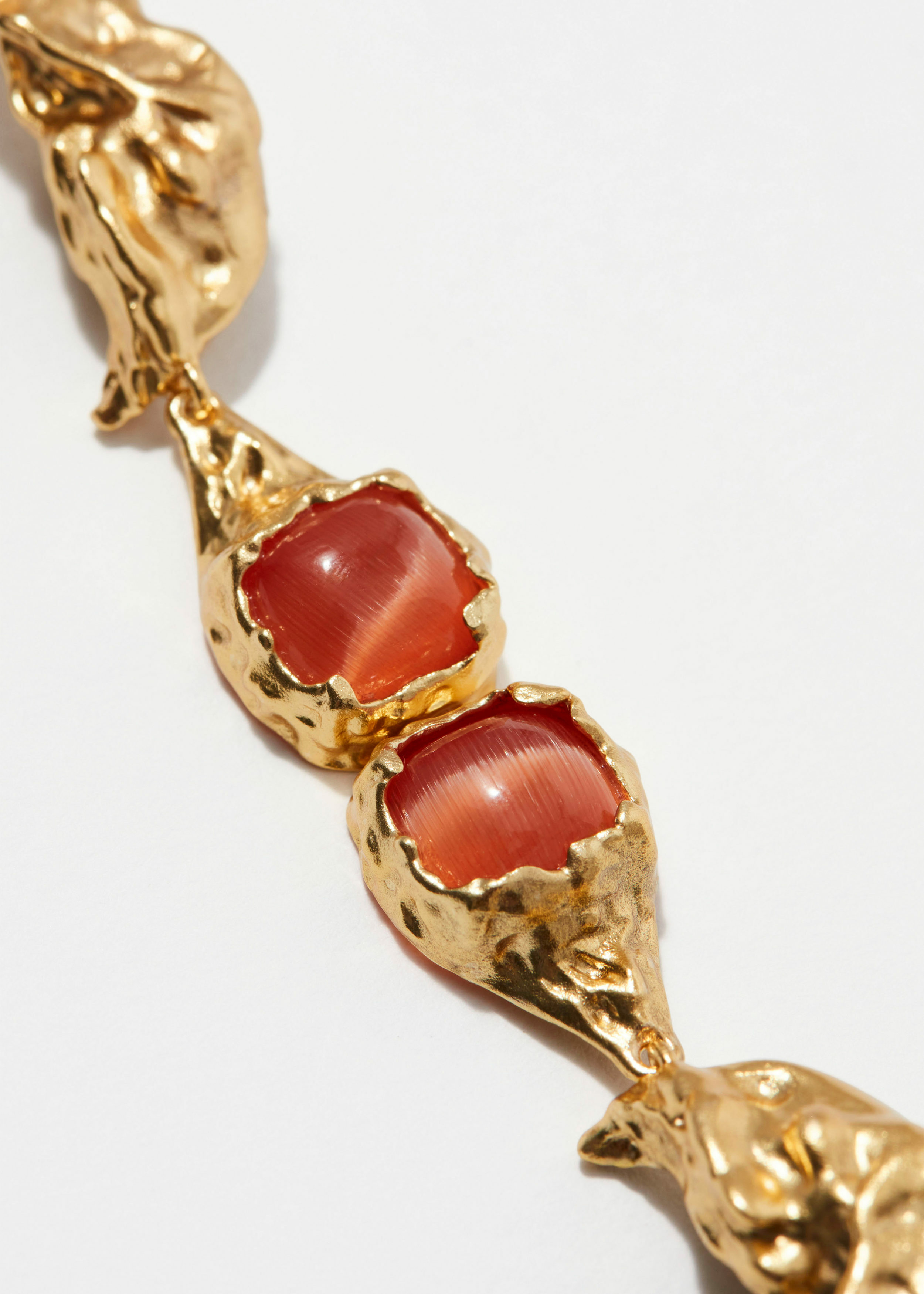 앤아더스토리즈 롱 크리스탈 이어링의 골드/오렌지컬러 Detail입니다.