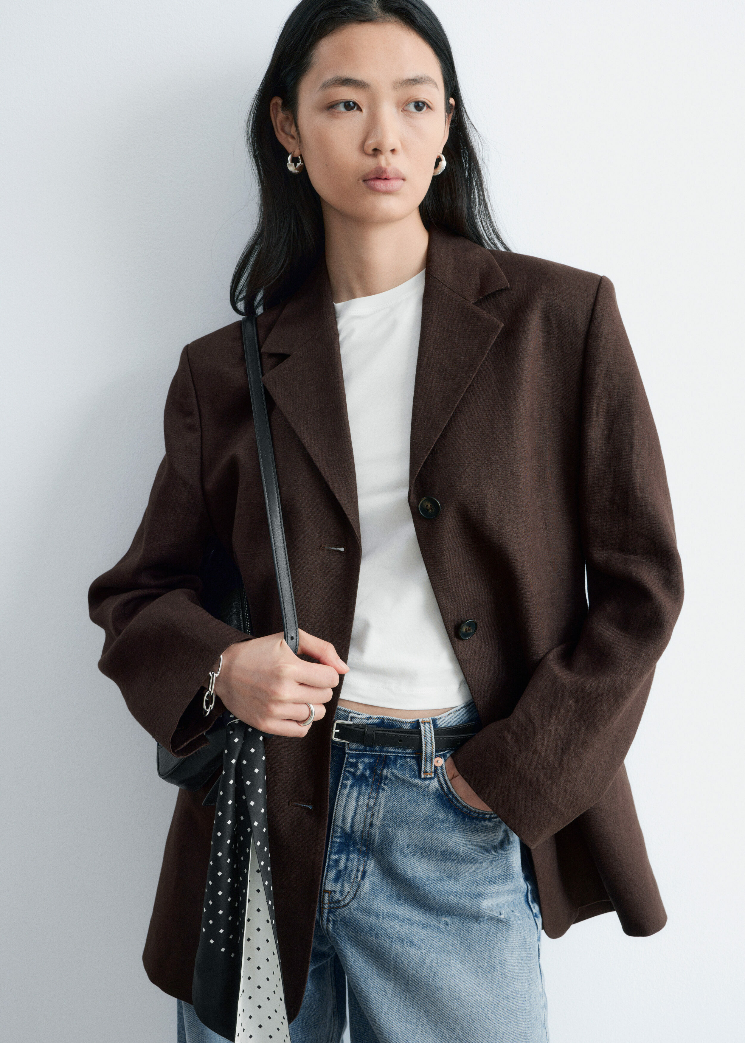 앤아더스토리즈 테이퍼드 리넨 블레이저의 브라운컬러 ECOMLook입니다.