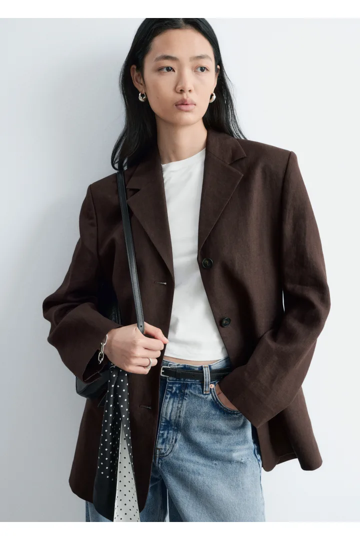 앤아더스토리즈 테이퍼드 리넨 블레이저의 브라운컬러 ECOMLook입니다.