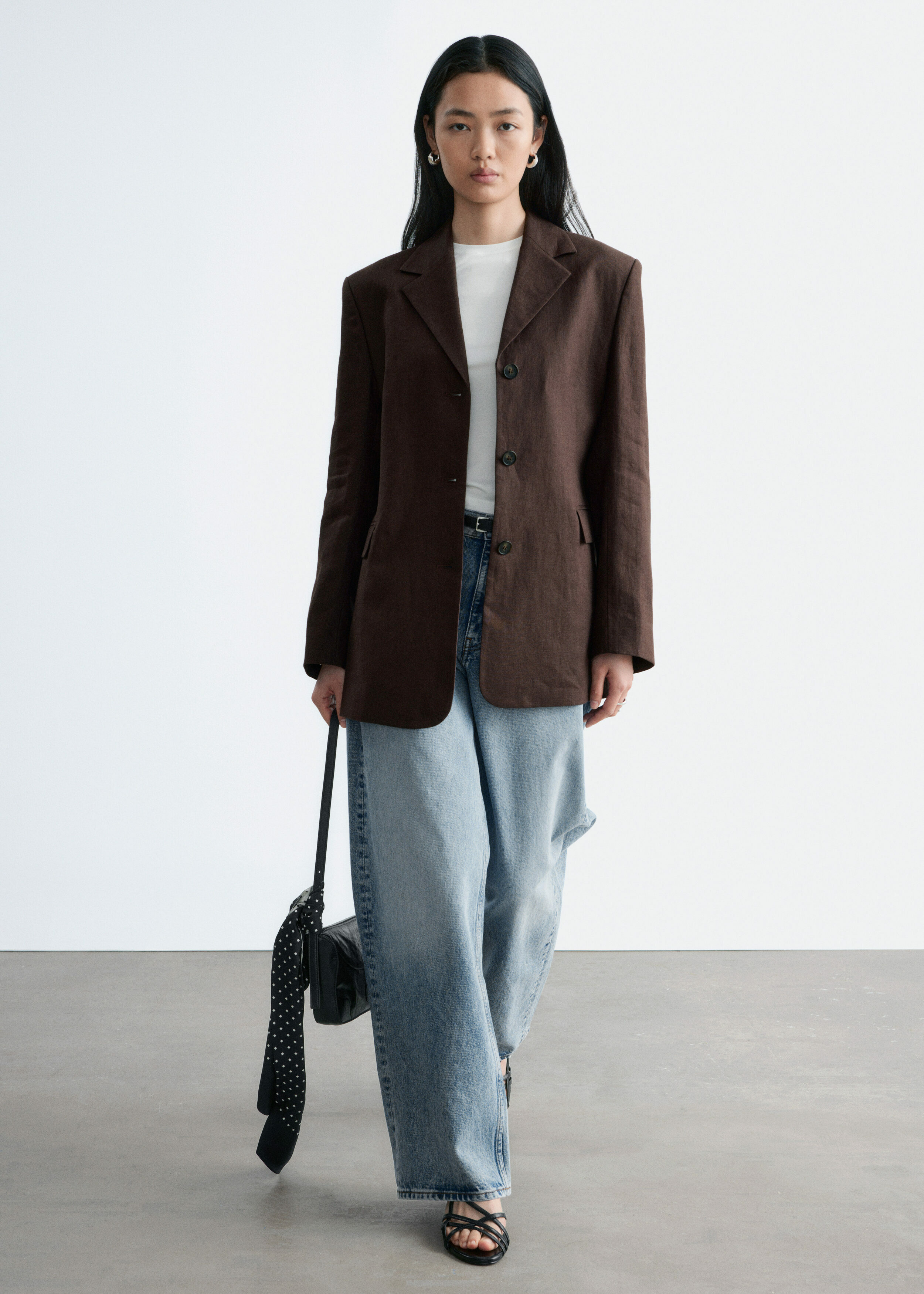 앤아더스토리즈 테이퍼드 리넨 블레이저의 브라운컬러 ECOMLook입니다.