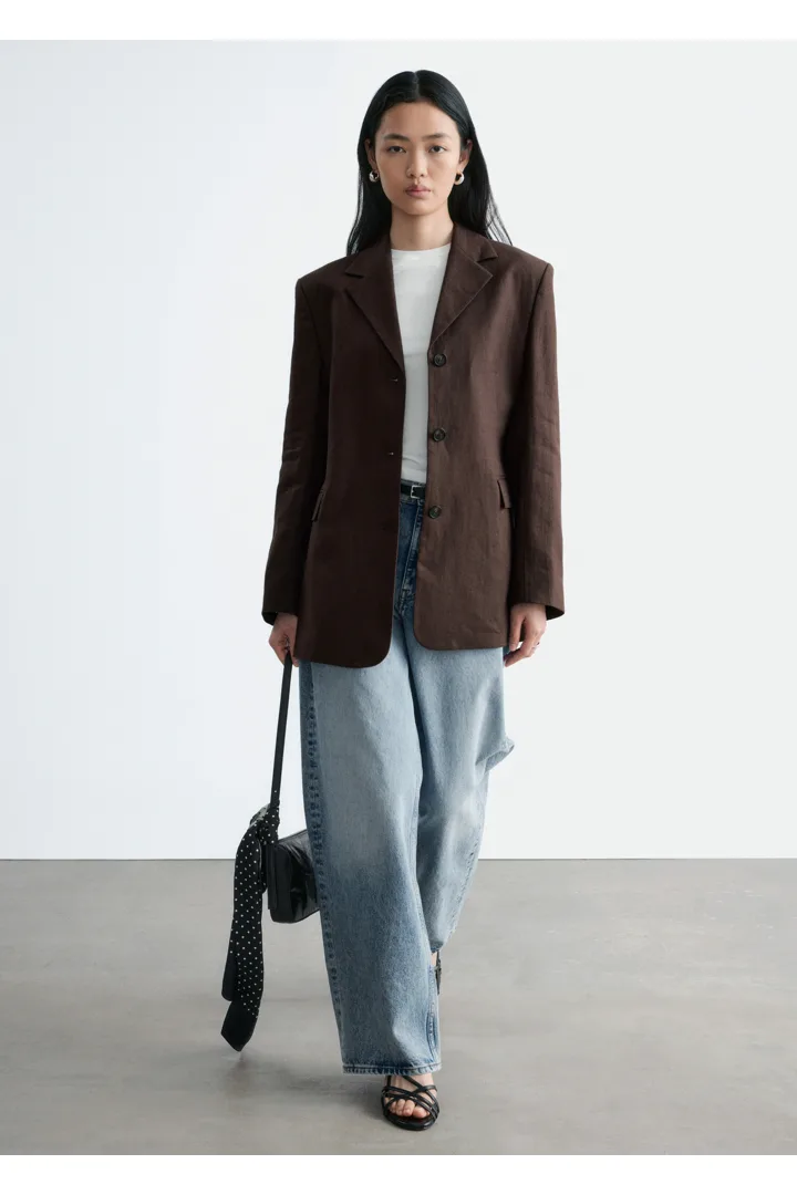 앤아더스토리즈 테이퍼드 리넨 블레이저의 브라운컬러 ECOMLook입니다.