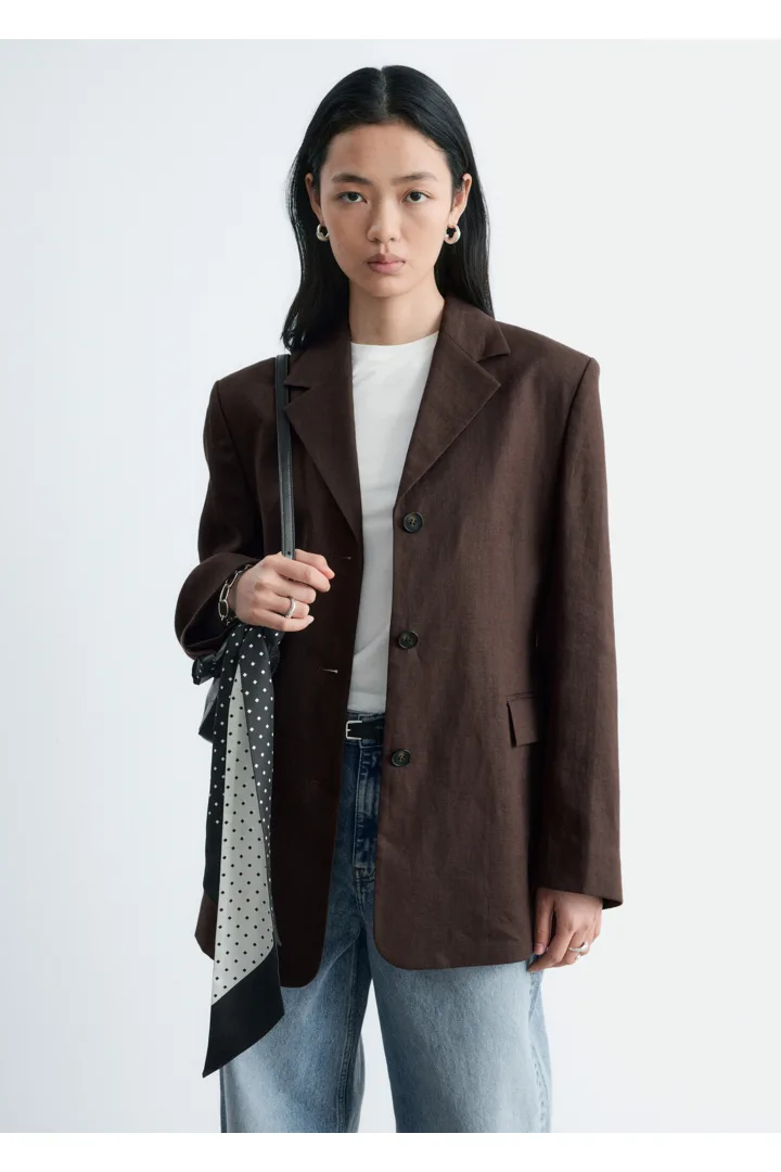 앤아더스토리즈 테이퍼드 리넨 블레이저의 브라운컬러 ECOMLook입니다.