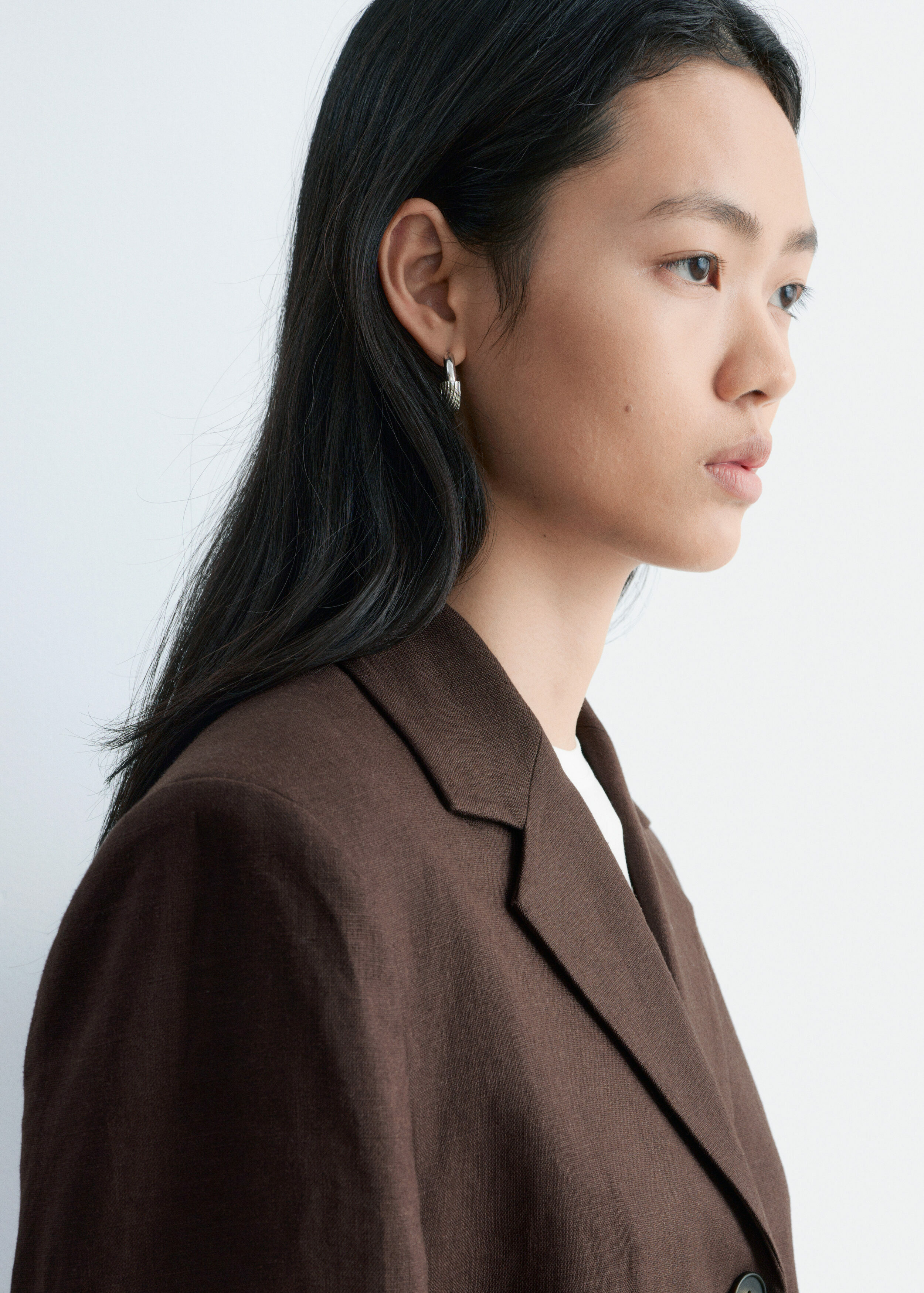 앤아더스토리즈 테이퍼드 리넨 블레이저의 브라운컬러 ECOMLook입니다.