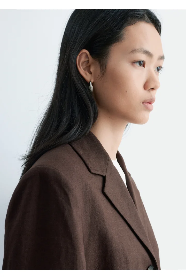 앤아더스토리즈 테이퍼드 리넨 블레이저의 브라운컬러 ECOMLook입니다.