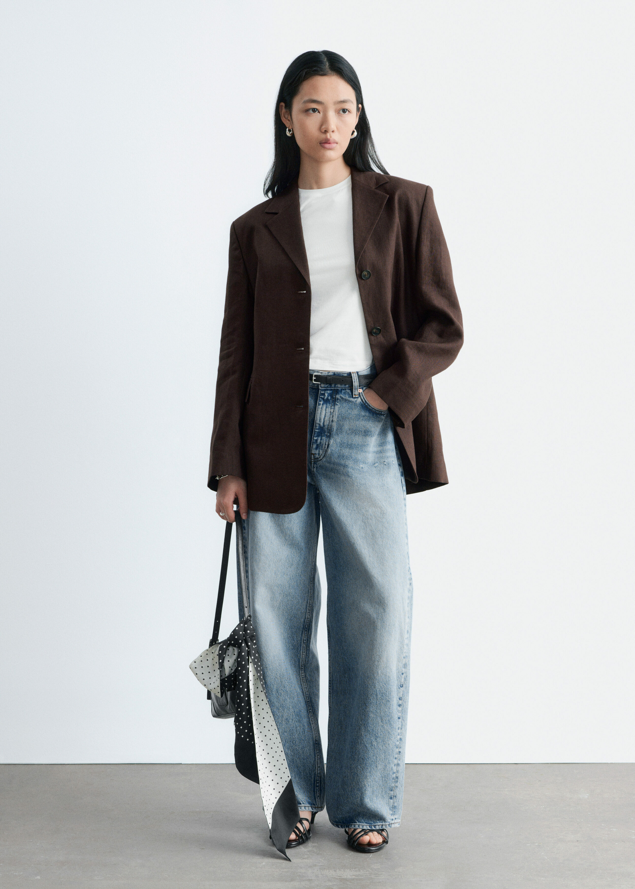 앤아더스토리즈 테이퍼드 리넨 블레이저의 브라운컬러 ECOMLook입니다.