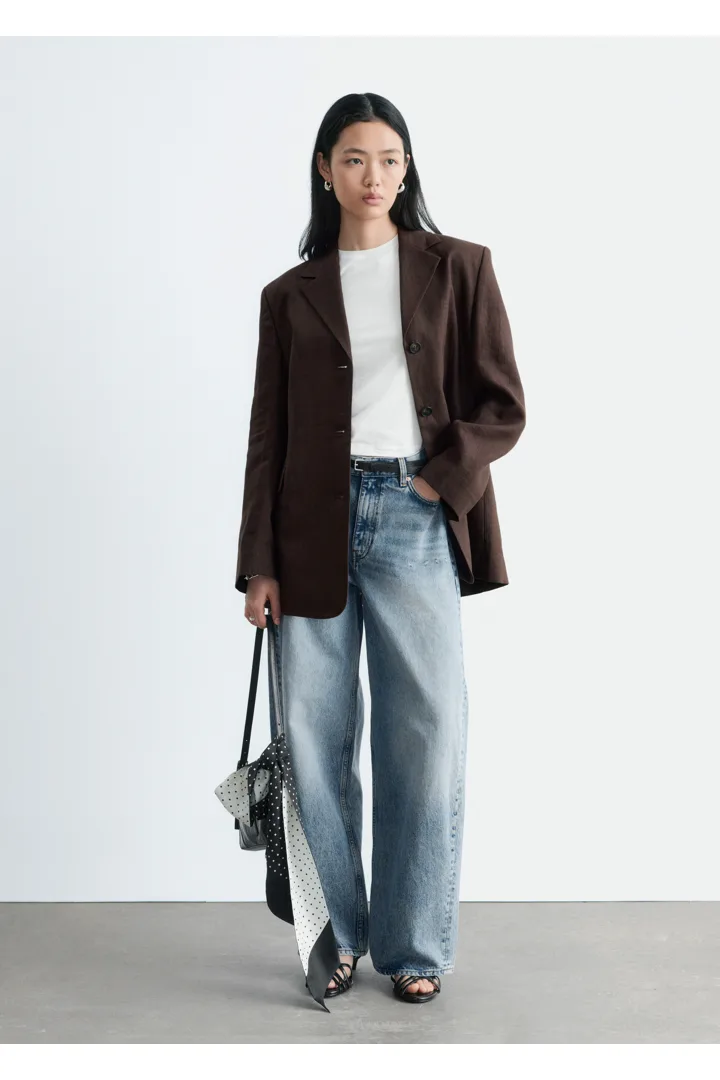 앤아더스토리즈 테이퍼드 리넨 블레이저의 브라운컬러 ECOMLook입니다.