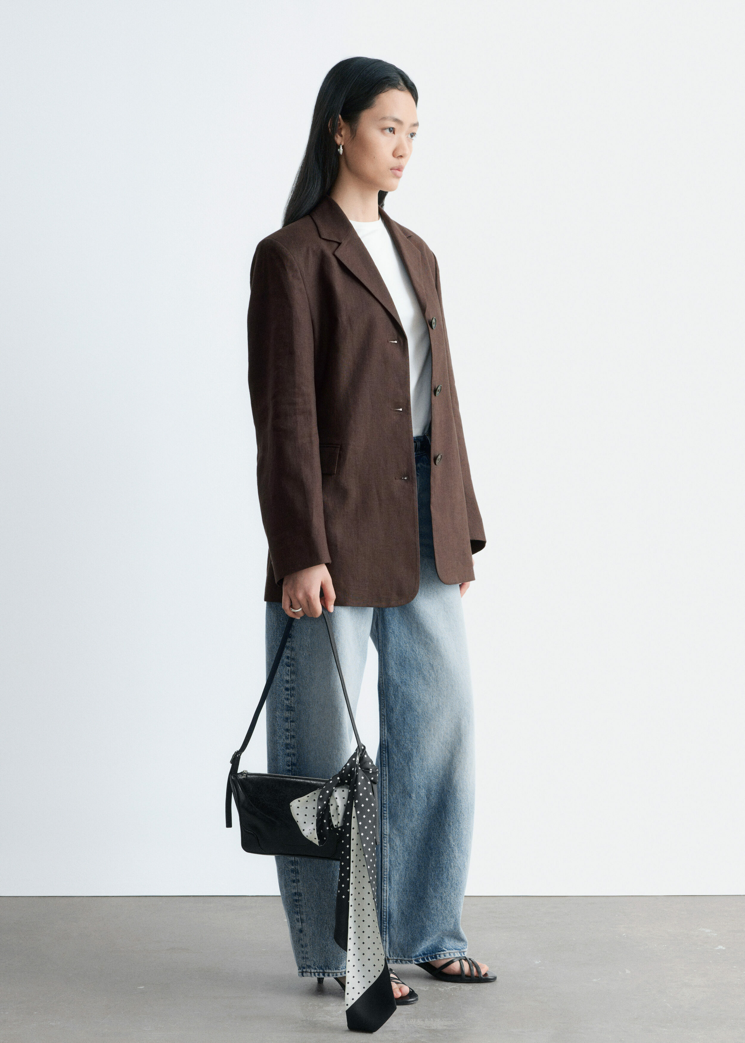 앤아더스토리즈 테이퍼드 리넨 블레이저의 브라운컬러 ECOMLook입니다.