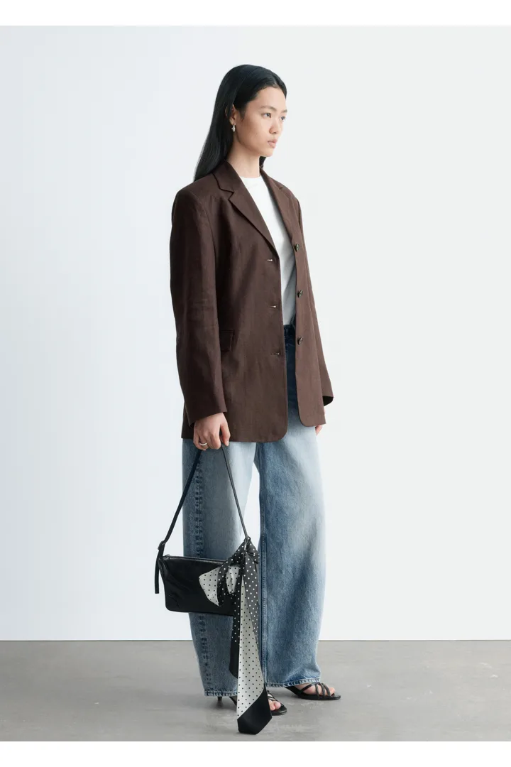 앤아더스토리즈 테이퍼드 리넨 블레이저의 브라운컬러 ECOMLook입니다.