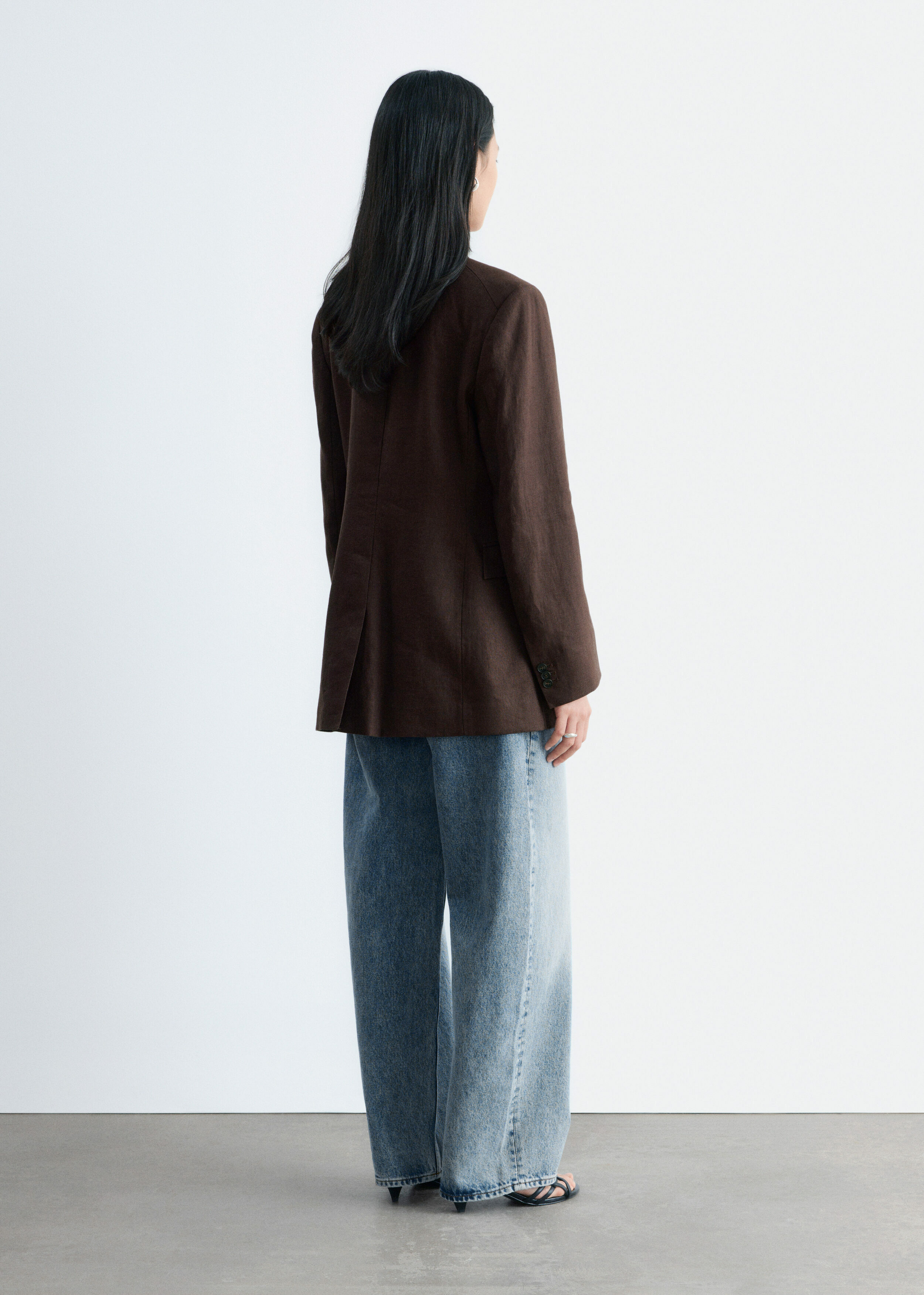 앤아더스토리즈 테이퍼드 리넨 블레이저의 브라운컬러 ECOMLook입니다.