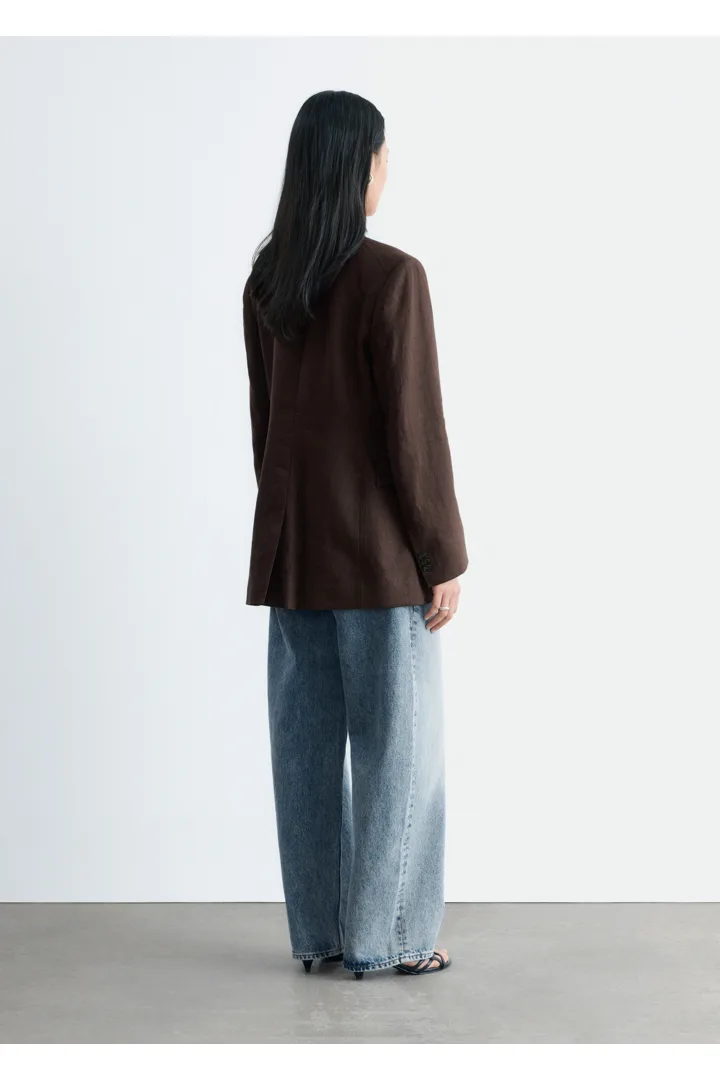 앤아더스토리즈 테이퍼드 리넨 블레이저의 브라운컬러 ECOMLook입니다.
