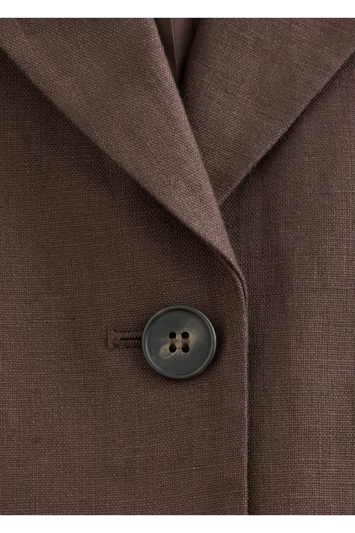 앤아더스토리즈 테이퍼드 리넨 블레이저의 브라운컬러 Detail입니다.