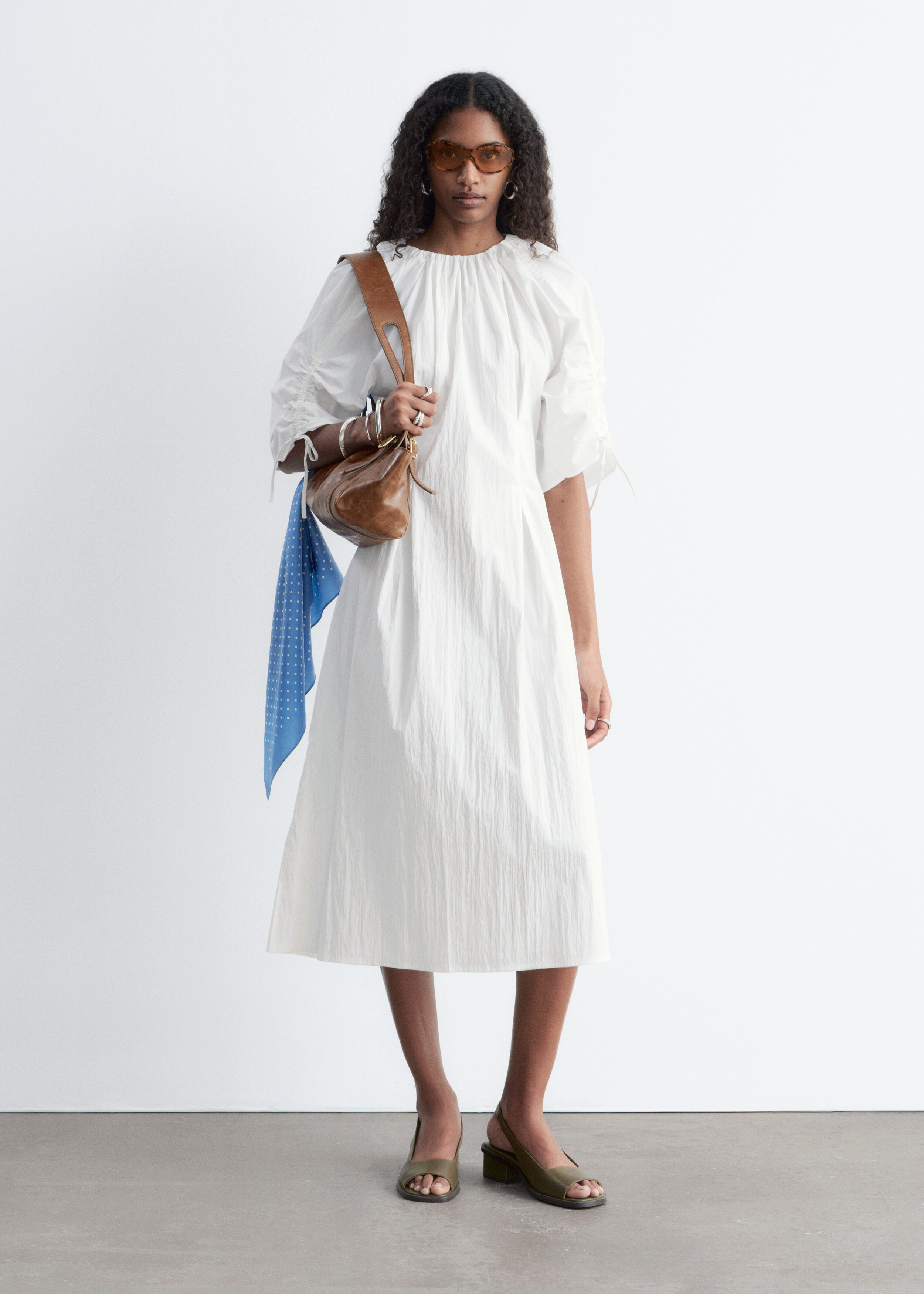 앤아더스토리즈 스컬프처럴 드로스트링 미디 드레스의 화이트컬러 ECOMLook입니다.