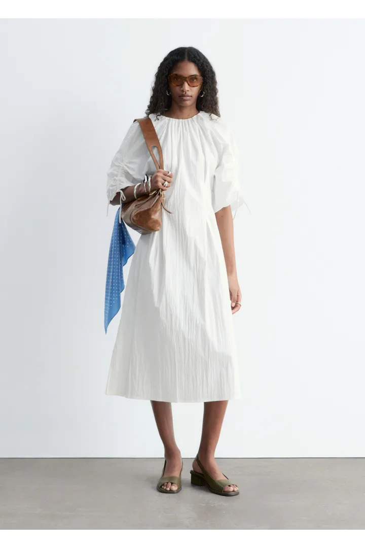 앤아더스토리즈 스컬프처럴 드로스트링 미디 드레스의 화이트컬러 ECOMLook입니다.