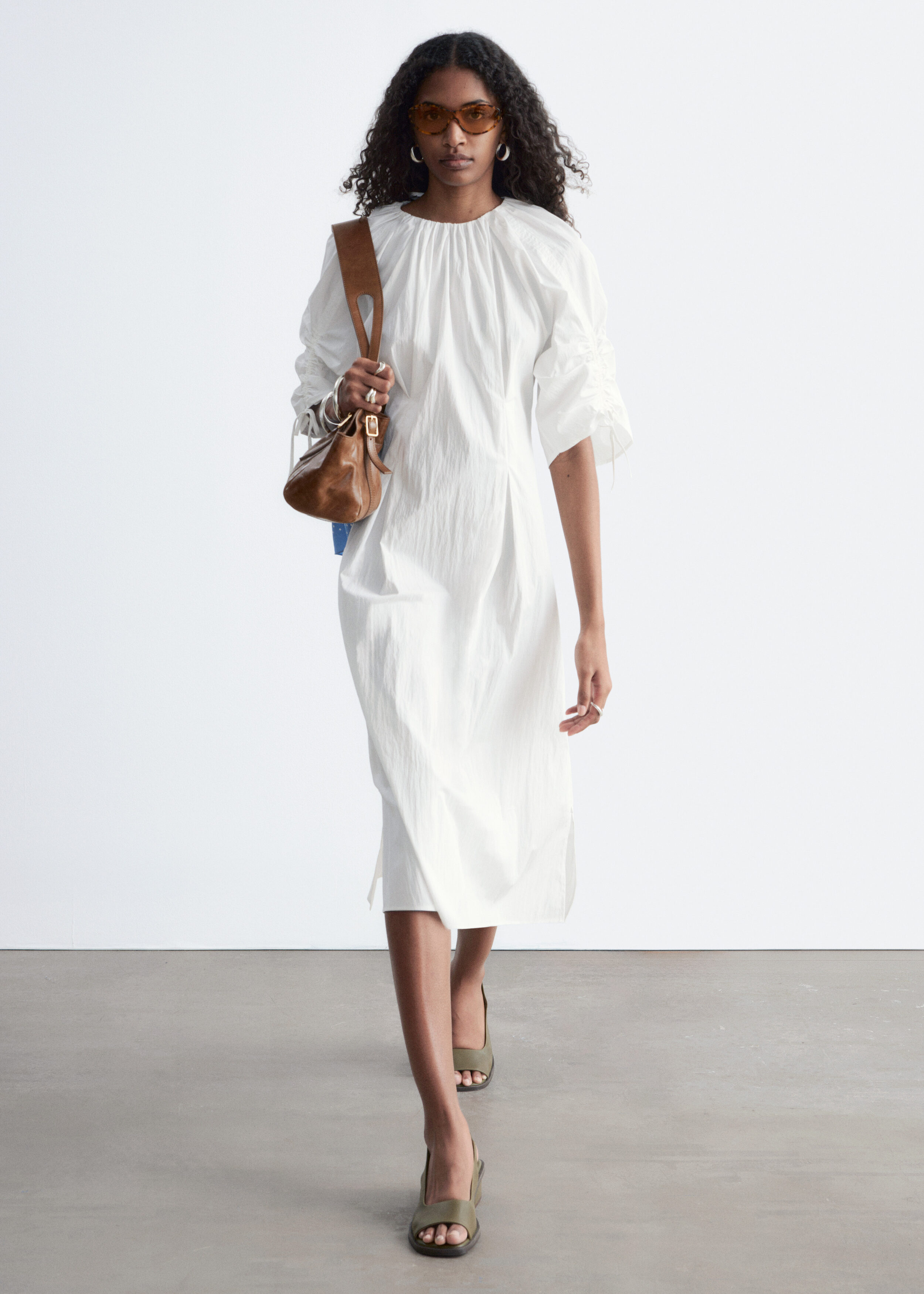 앤아더스토리즈 스컬프처럴 드로스트링 미디 드레스의 화이트컬러 ECOMLook입니다.