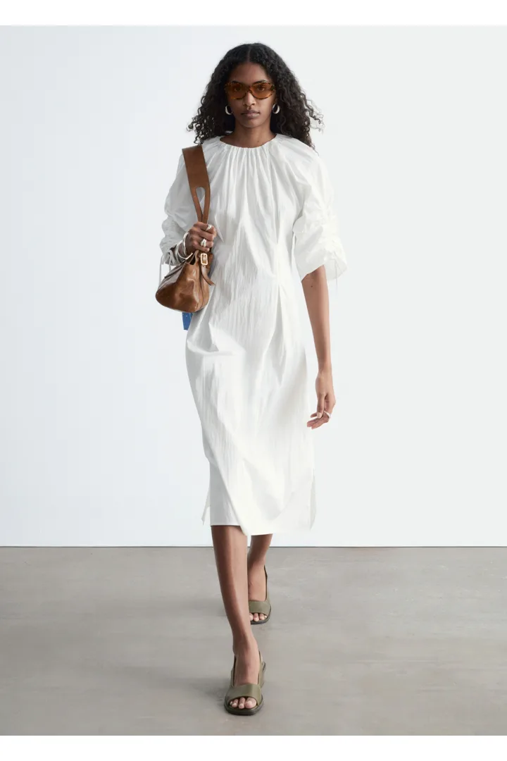 앤아더스토리즈 스컬프처럴 드로스트링 미디 드레스의 화이트컬러 ECOMLook입니다.