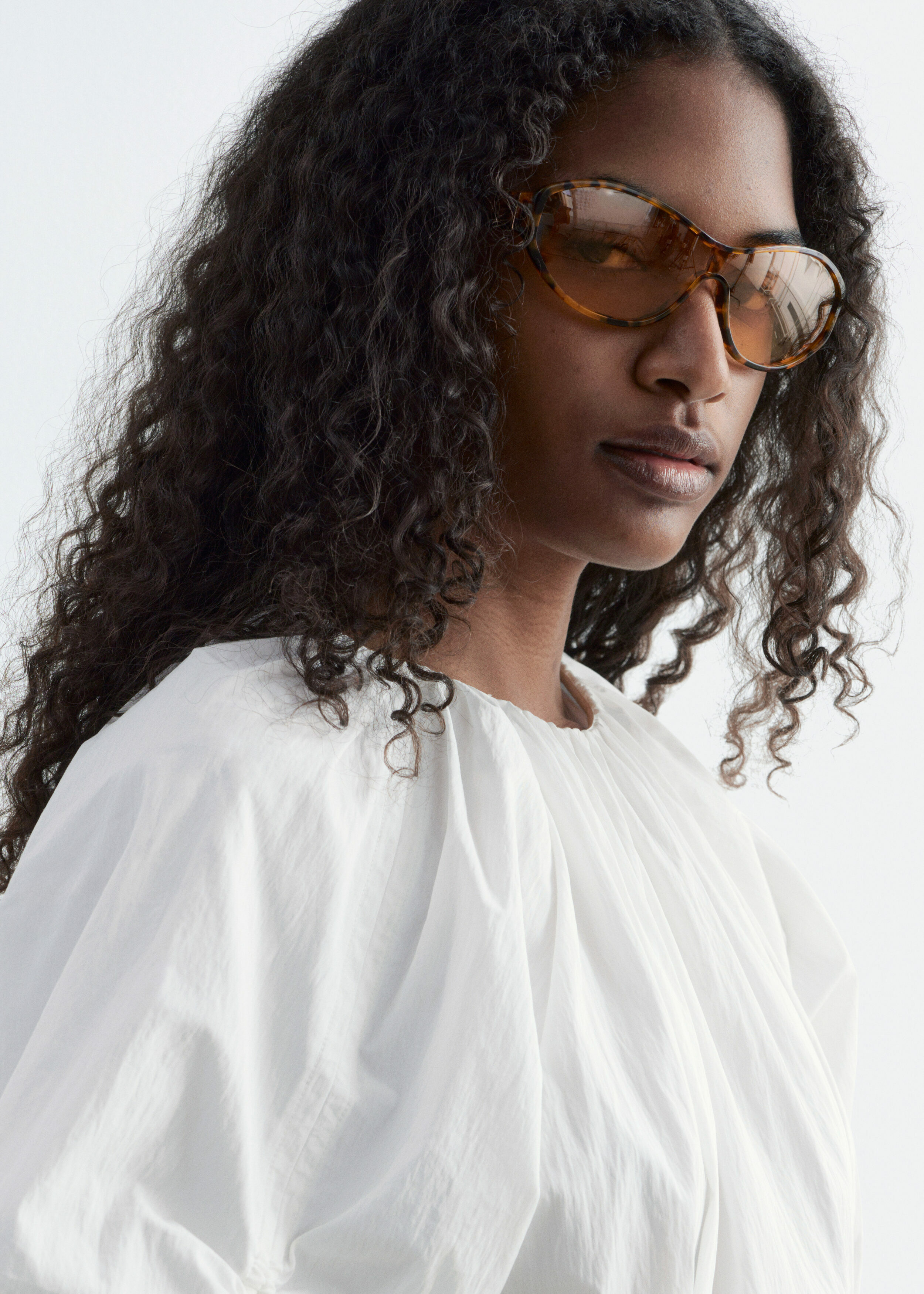 앤아더스토리즈 스컬프처럴 드로스트링 미디 드레스의 화이트컬러 ECOMLook입니다.