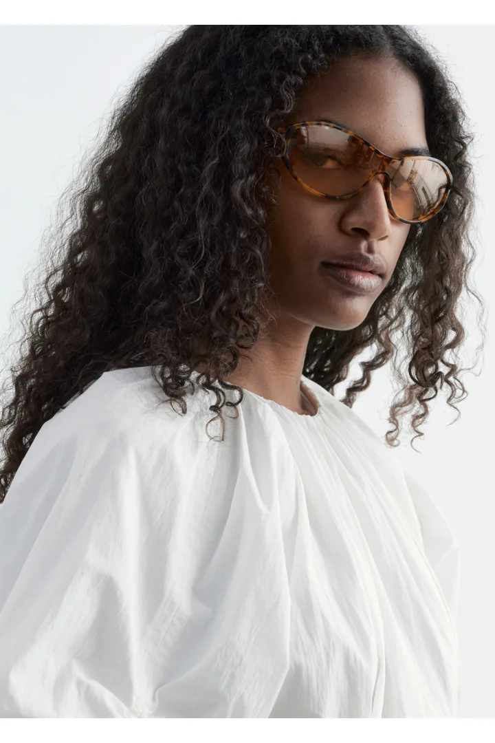 앤아더스토리즈 스컬프처럴 드로스트링 미디 드레스의 화이트컬러 ECOMLook입니다.