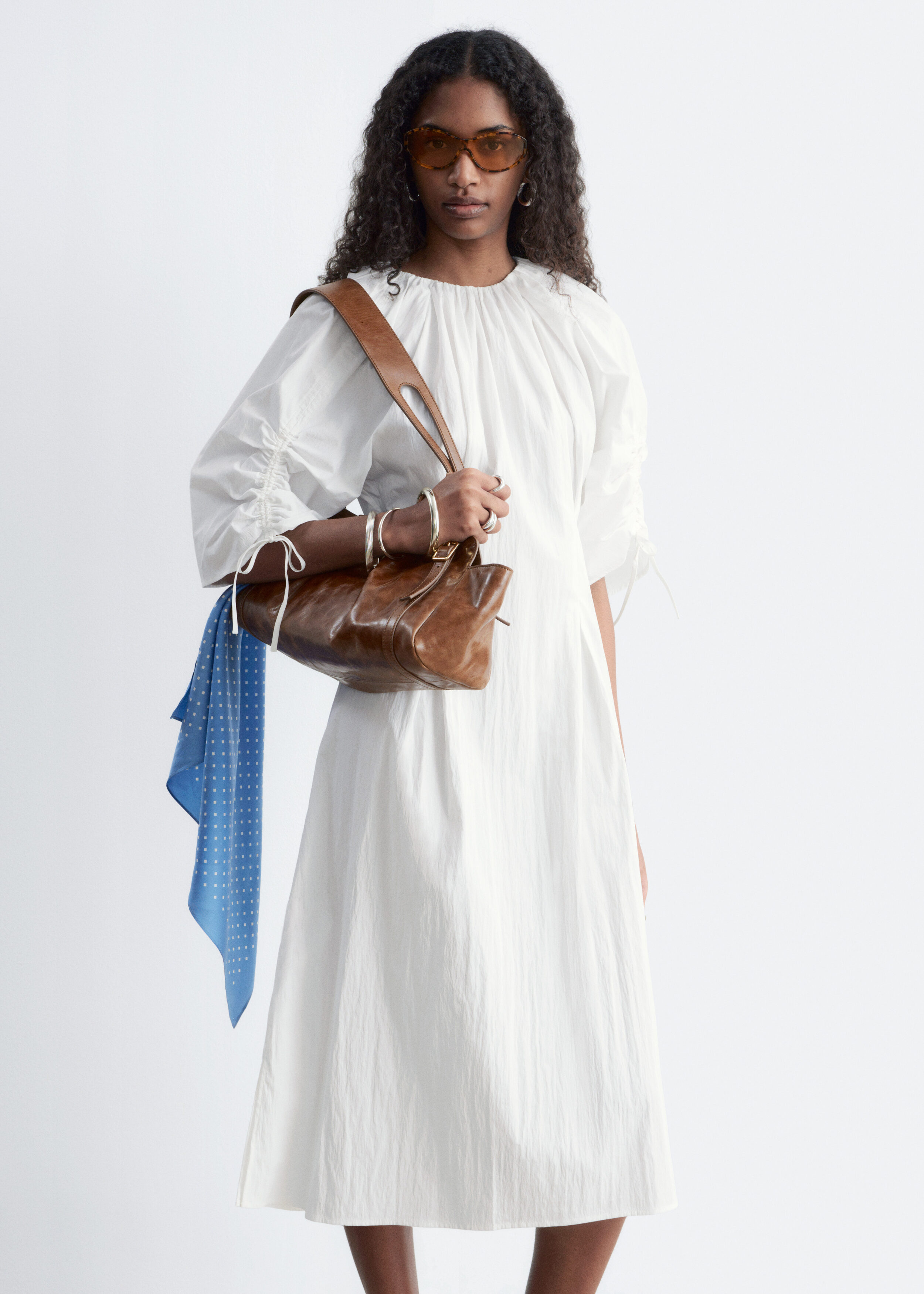 앤아더스토리즈 스컬프처럴 드로스트링 미디 드레스의 화이트컬러 ECOMLook입니다.