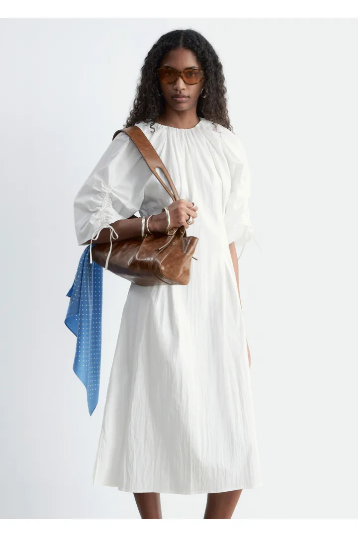 앤아더스토리즈 스컬프처럴 드로스트링 미디 드레스의 화이트컬러 ECOMLook입니다.