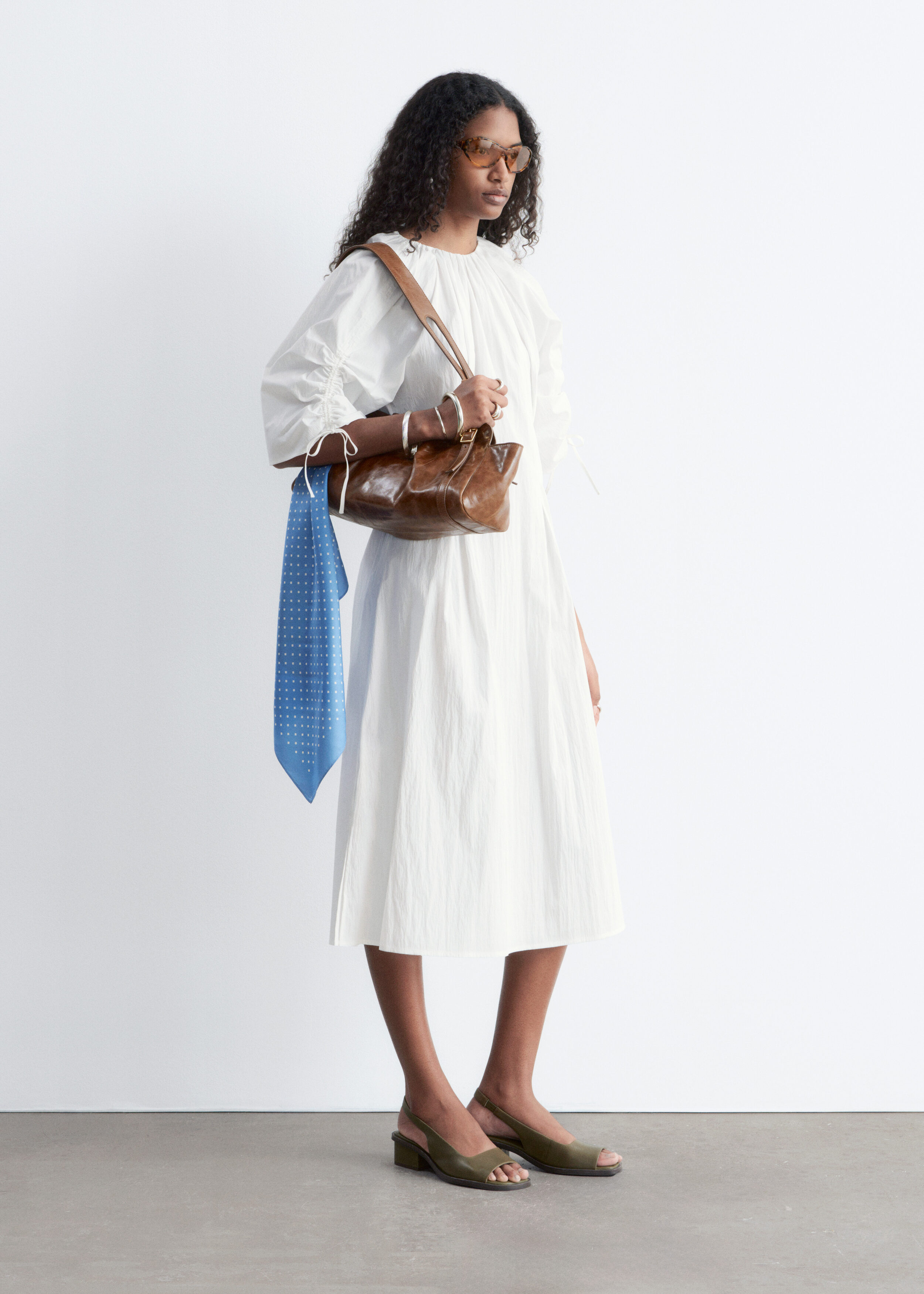 앤아더스토리즈 스컬프처럴 드로스트링 미디 드레스의 화이트컬러 ECOMLook입니다.