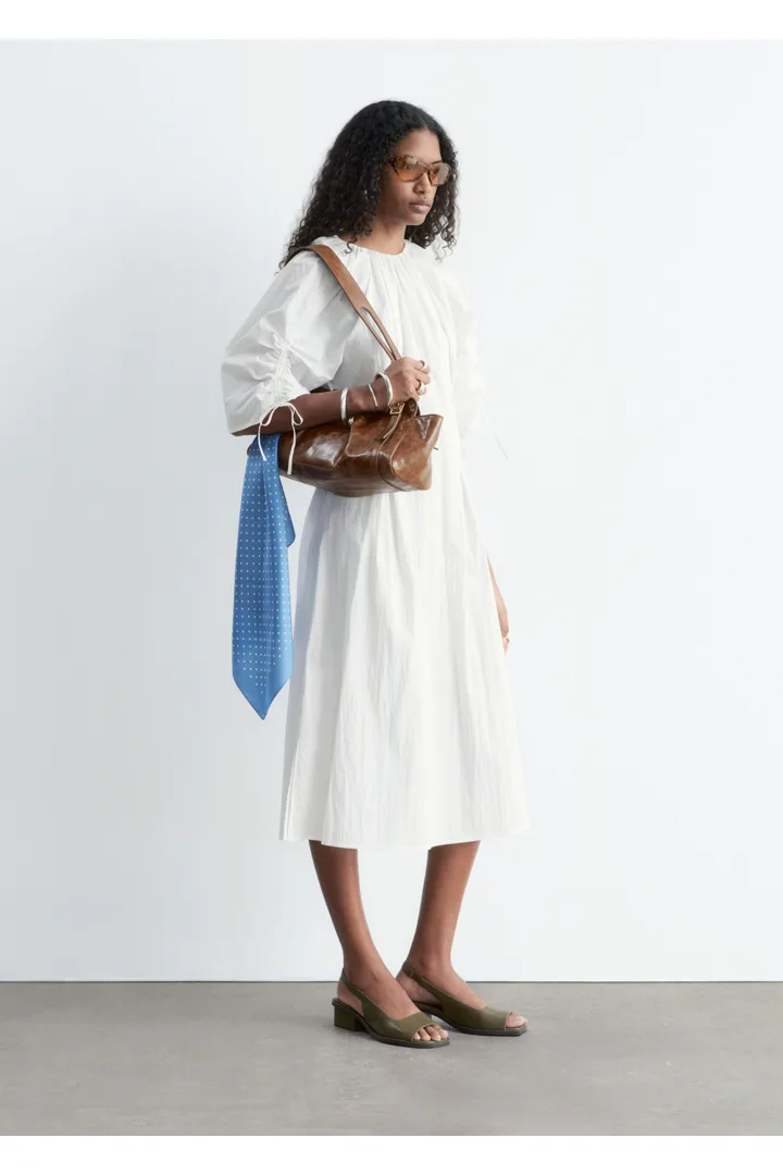 앤아더스토리즈 스컬프처럴 드로스트링 미디 드레스의 화이트컬러 ECOMLook입니다.