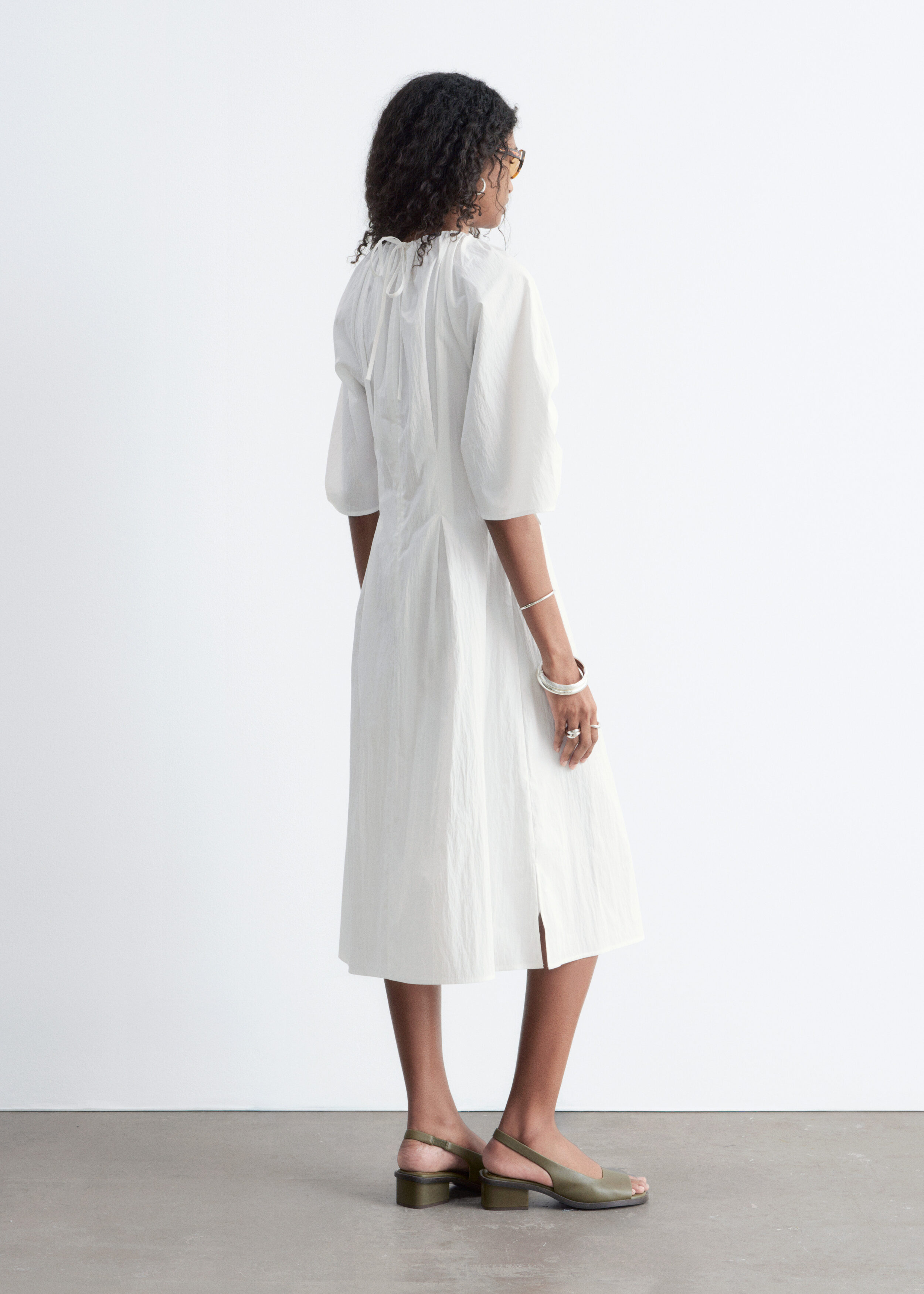 앤아더스토리즈 스컬프처럴 드로스트링 미디 드레스의 화이트컬러 ECOMLook입니다.