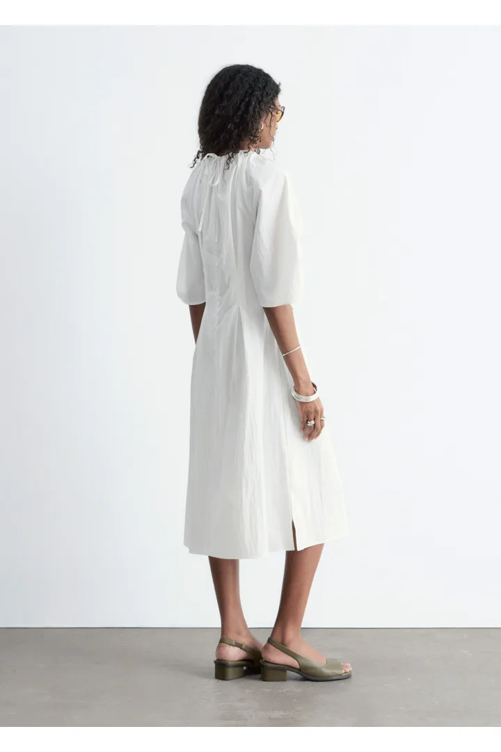 앤아더스토리즈 스컬프처럴 드로스트링 미디 드레스의 화이트컬러 ECOMLook입니다.