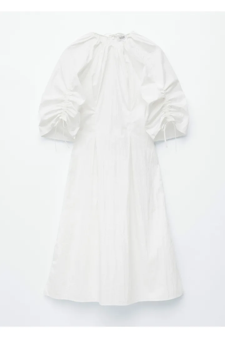 앤아더스토리즈 스컬프처럴 드로스트링 미디 드레스의 화이트컬러 Product입니다.