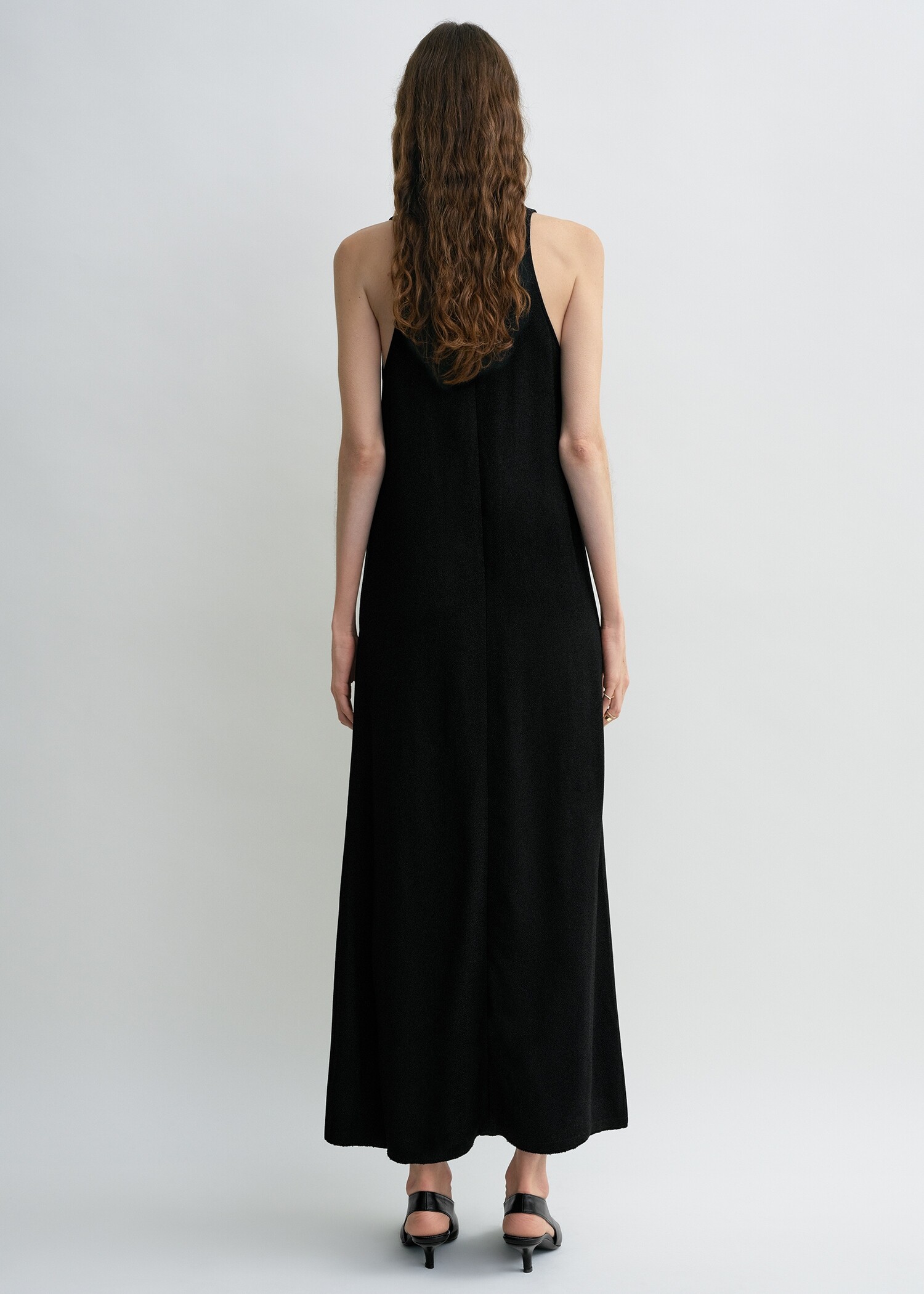 TOTEME 스쿠프-넥 세이블 드레스 블랙의 블랙컬러 2번쨰 이미지입니다.