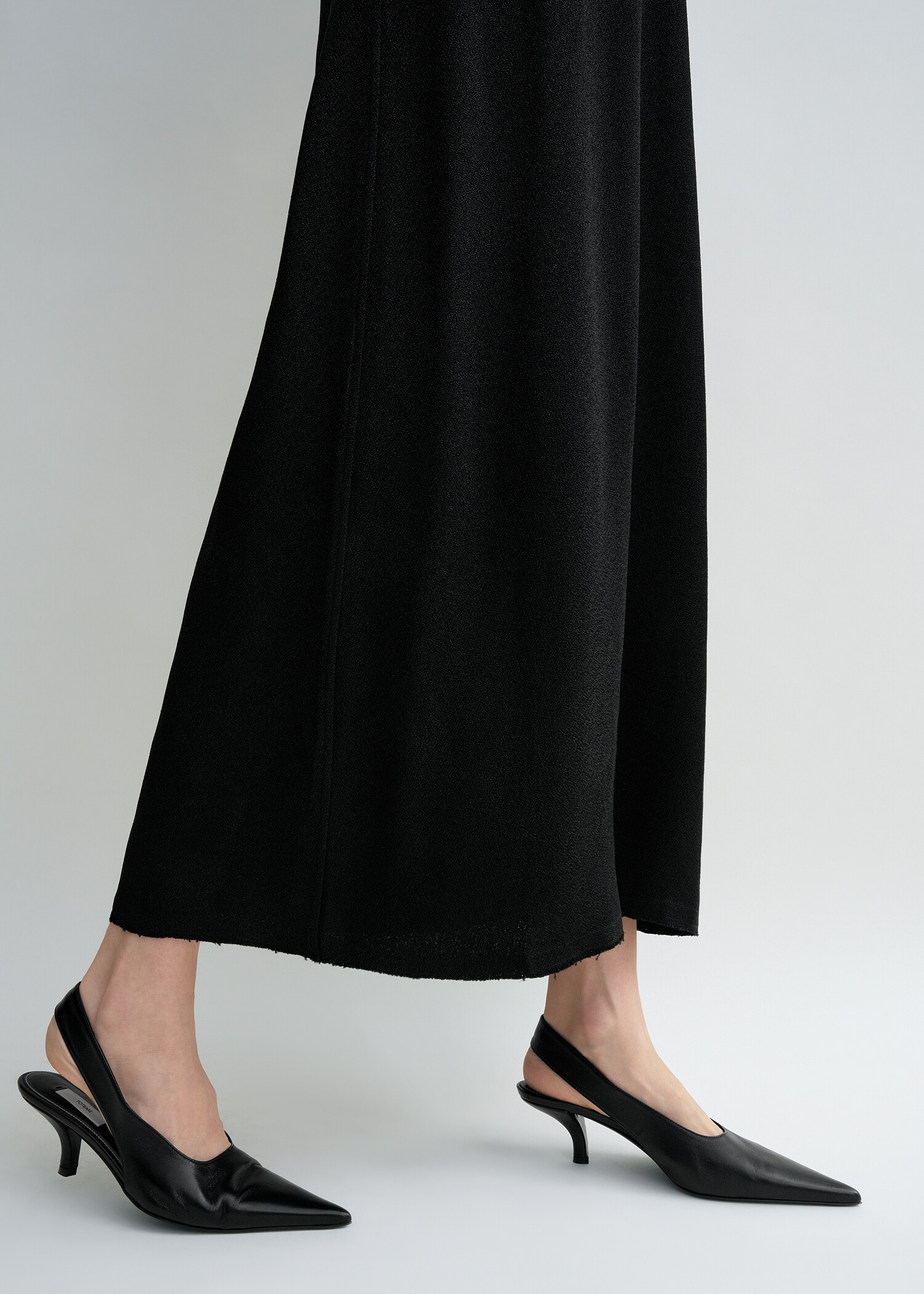 TOTEME 스쿠프-넥 세이블 드레스 블랙의 블랙컬러 3번쨰 이미지입니다.