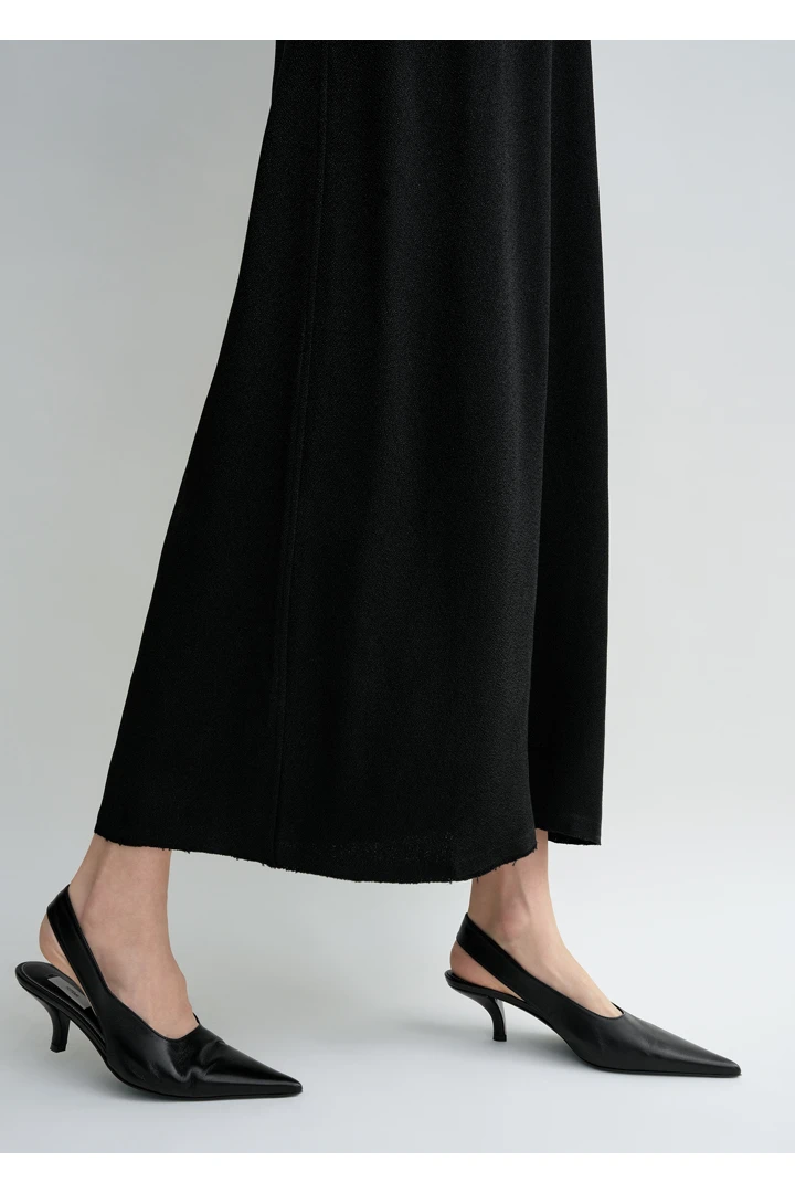 TOTEME 스쿠프-넥 세이블 드레스 블랙의 블랙컬러 3번쨰 이미지입니다.