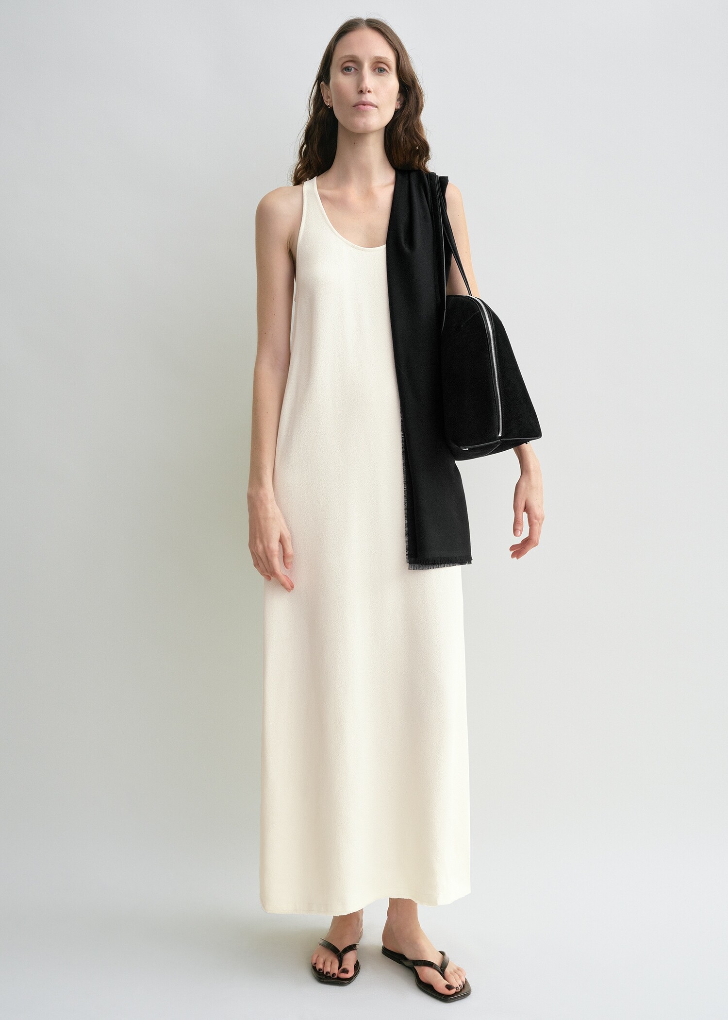 TOTEME 스쿠프-넥 세이블 드레스 마카다미아의 마카다미아컬러 0번쨰 이미지입니다.